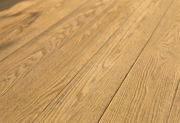 Une terrasse qui ressemble à un parquet