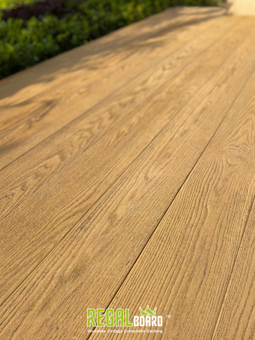 Une terrasse qui ressemble à un parquet